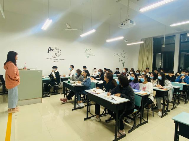 商学院领导深入教室巡查学生晚自习情况